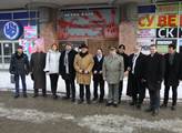 Česká delegace ve Stalingradu před klubem, kde byl...