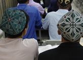 Ujgurové nosí vyšívané čepičky