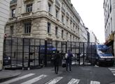 Policejní zábrany v ulicích Paříže