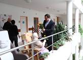 Ministr Mládek rozdával květiny seniorkám