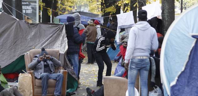 Uprchlíci řádí v ulicích Paříže. Rvou se jako koně a okrádají kolemjdoucí