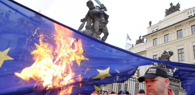 VIDEO Spálené vlajky EU. Italským internetem se šíří drsná výzva
