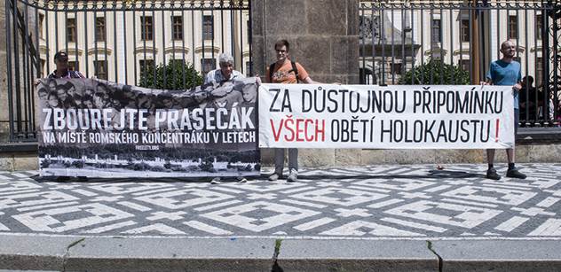 Demonstrace pod Zemanovými okny: Jeden známý odpůrce prezidenta, pět dalších lidí a dva transparenty...