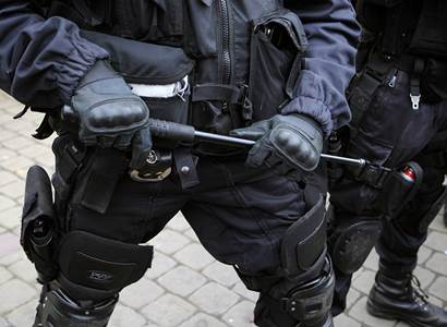 Drsný zásah policistů v Nizozemsku. Obušky v akci