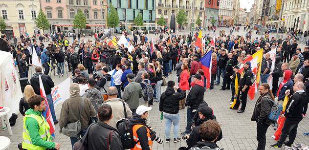 Ať skautka z Brna, co se postavila neonacistům, dostane od Zemana medaili, naznačil novinář