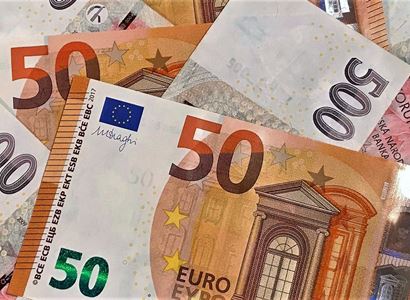 Čím dál víc bankovek v EU. Placení hotovostí stoupá a banka se diví
