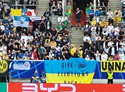 „Vraťte nám volby.“ V přímém přenosu na ukrajinské vlajce. Netrvalo dlouho a byla pryč