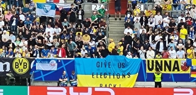 „Vraťte nám volby.“ V přímém přenosu na ukrajinské vlajce. Netrvalo dlouho a byla pryč