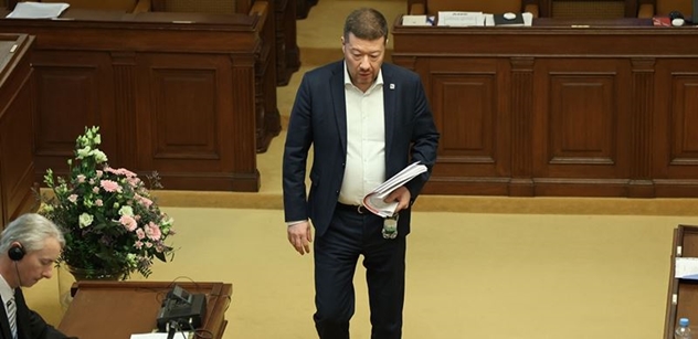 „Pan Bartošek připomíná dikcí Hitlera“. Okamurova sněmovní jízda přes celé odpoledne