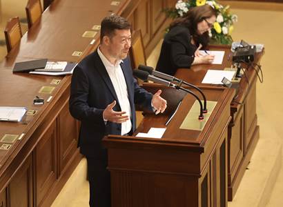 Schůze Sněmovny trvá už čtvrtým dnem, SPD si vzala přestávky na poradu