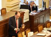 Sněmovna podpořila spornou reformu penzí, debata t...