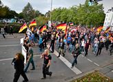 Lidé, protestující v Chemnitz proti imigraci