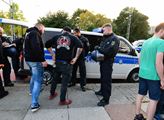 Německá policie kontroluje přicházející demonstran...