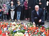 Premiér Sobotka uctil u francouzské ambasády v Praze památku obětí útoku v Paříži