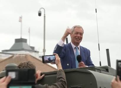 Z korby náklaďáku zakončil Farage volební kampaň. Silným návrhem