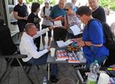 Bývalý premiér Andrej Babiš při autogramiádě v Bře...