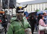 Jeden z demonstrantů s plynovou maskou a helmicí d...