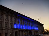 Nasvícen modrou barvou byl i Černínský palác