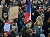 Městy procházely protesty proti Benešové. Pirát Pikal vyrazil do Olomouce vykládat, že není odbornice