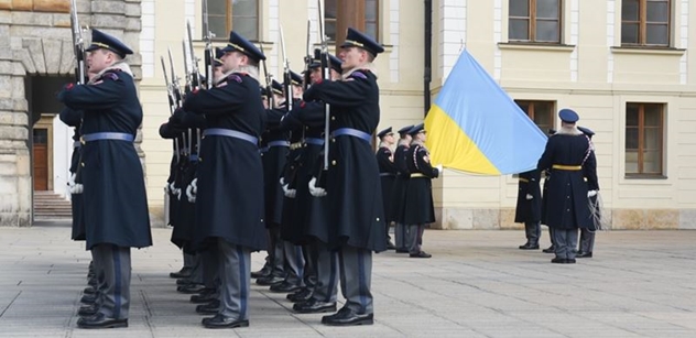 Proč má viset na každé budově ukrajinská vlajka, zeptal se novinář. A český Twitter explodoval