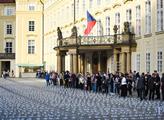 Zapálení svíček na nádvoří Pražského hradu za obět...