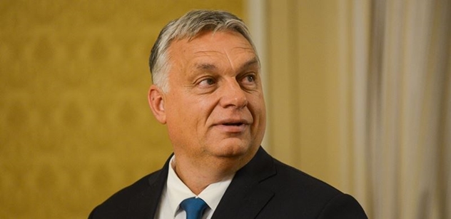 Orbán v Praze: Pískání před Hradem, jinak se nezastavil. Víme, co si řekli s Klausem