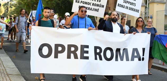 Romové jsou čeští černoši. Utlačovaní. Podpořte Člověka v tísni a po zabitých Romech pojmenujte ulice, píší aktivistky na vlně USA