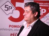 Místopředseda KSČM Petr Šimůnek při sčítání hlasů