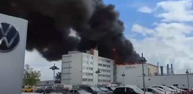 Továrna v Berlíně lehla popelem. Útočil Putin, nebo krajní levice? Scholz dostal tip