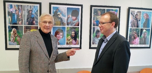 Praha 5: Petr Lachnit zahájil výstavu fotografií Pavla Dosoudila v Komunitním centru Prádelna