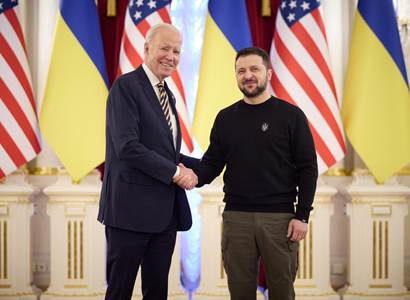 Dalších půl miliardy dolarů Ukrajině, oznámil Biden v Kyjevě