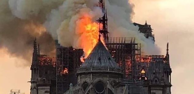 Reakce na Notre-Dame: Běloši, vaše hnusná stavba. Nezajímá! šokují. A víte, co se dělo v roce 2016?