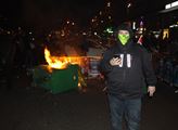 FOTO „Revoluce, antikapitalismus,“ křičeli demonstranti v Paříži a zapalovali popelnice. Slavili také výročí