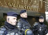 Policisté bránící luxusní obchodní dům Galeries La...