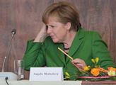 Pozor, drsný a sprostý český humor: Merkelová a její zdraví. A co kdyby to byl Trump