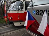 Státní vlajky na tramvajích dají tušit, že je stát...
