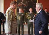 Náčelník generálního štábu Bečvář jmenuje nové plukovníky a udělí odznaky AČR za zásluhy