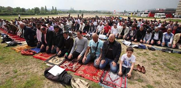 VIDEO Vadí ti islámská modlitba v parku? Půjdeš sedět. Šokující záběry z Londýna