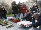 VIDEO Vnučka maršála Koněva u dejvického památníku. Dorazil i jeden odpůrce s vlajkou NATO...