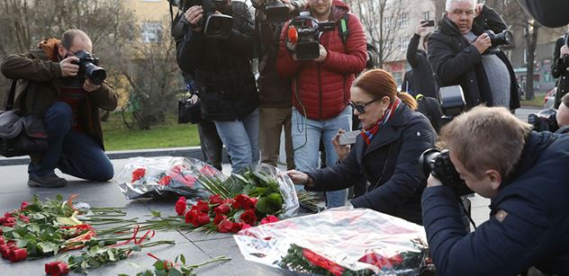 VIDEO Vnučka maršála Koněva u dejvického památníku. Dorazil i jeden odpůrce s vlajkou NATO...