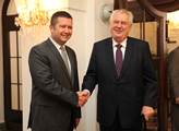 Přivítání Miloše Zemana s předsedou sněmovny Janem...