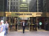 Hlavní vchod do Trumpova mrakodrapu na Páté avenue...