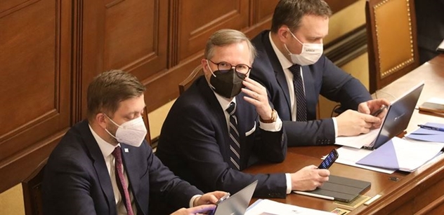 Ukrajina, benzín, respirátory. Vláda bude mít dneska napilno