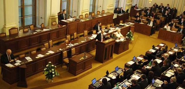 Sněmovna bude jednat o důvěře vládě, k poslancům promluví Zeman