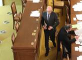 Premiér Bohuslav Sobotka míří k řečnickému pultu