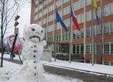 Sněhulák před krajským úřadem ve Zlíně