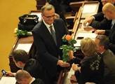 Miroslav Kalousek daruje květinu