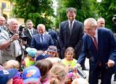 Prezident Miloš Zeman rozdává kinder vajíčka v rám...