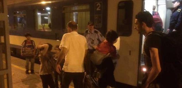 Budapešťské nádraží opět zaplavili migranti. Žádné vlaky na Západ z něho ale nejedou