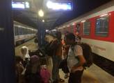 Migrační vlna nekončí: Na maďarsko-rakouskou hranici dorazilo v noci přes 2000 běženců